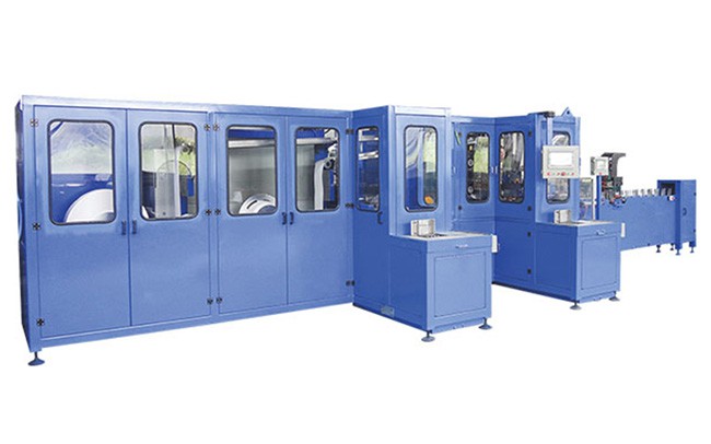 Machine pour enveloppement et empilage de plaques de batterie