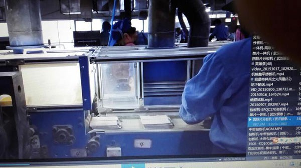 Machine de découpe et de brossage pour pattes de plaques