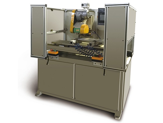 Machine à rainurages pour tuyaux collecteurs pour condenseur