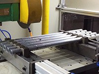 Machine à rainurages pour tuyaux collecteurs pour condenseur