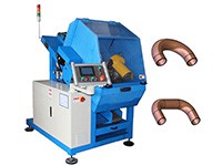 Machine plieuse pour tuyaux en double coude