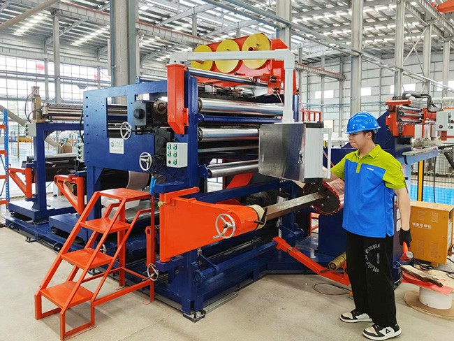 Machine de bobinage de feuille à faible tension