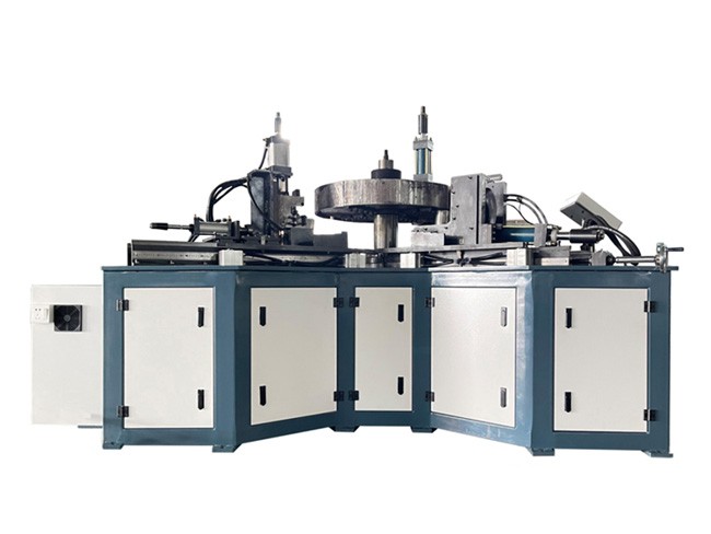 Machine de fluotournage, pour ventilateurs axiaux