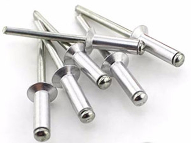 Machine de fabrication de rivet pop en acier inox