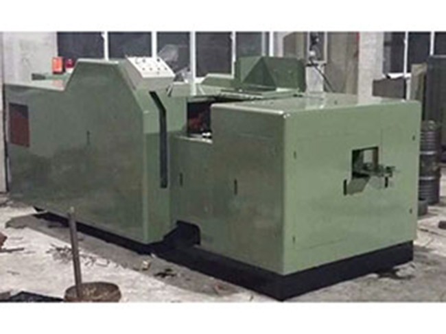 Machine de frappe à froid 4 matrices et 4 poinçons pour vis 